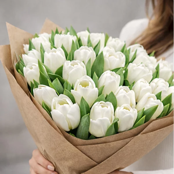 Нежное облако - букет из белых тюльпанов